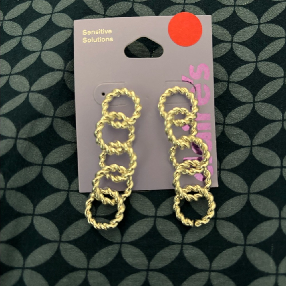 NWT Claire's Silver Small Twisted Layered Link Earrings - Picture 2 of 3